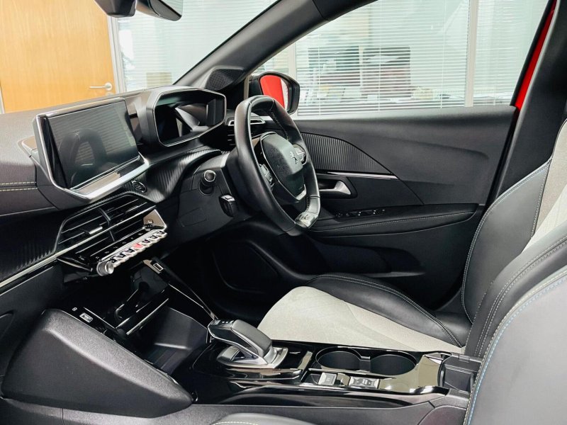 PEUGEOT E-208