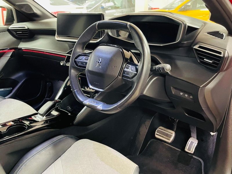 PEUGEOT E-208