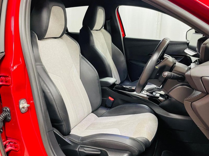 PEUGEOT E-208