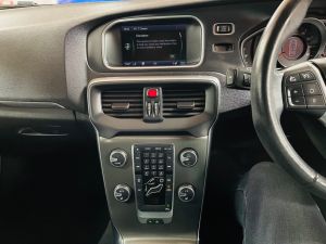 VOLVO V40 T4 SE LUX NAV - 7352 - 24